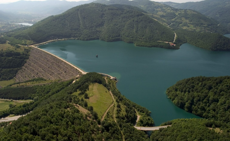 Kryetari i Shoqatës së Peshkatarëve të Kosovës alarmoi për tela elektrikë në Ujman – Policia mohon rrezikun pas verifikimeve