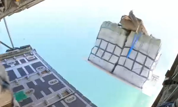 Franca dërgon ndihma nga ajri për popullin në Gaza, Macron publikon pamjet