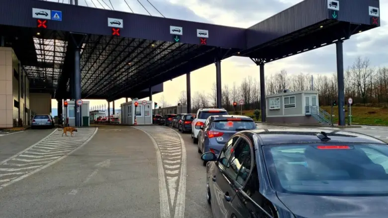 Fluks i madh në kufi: 2 orë e 30 minuta pritje te Dheu i Bardhë