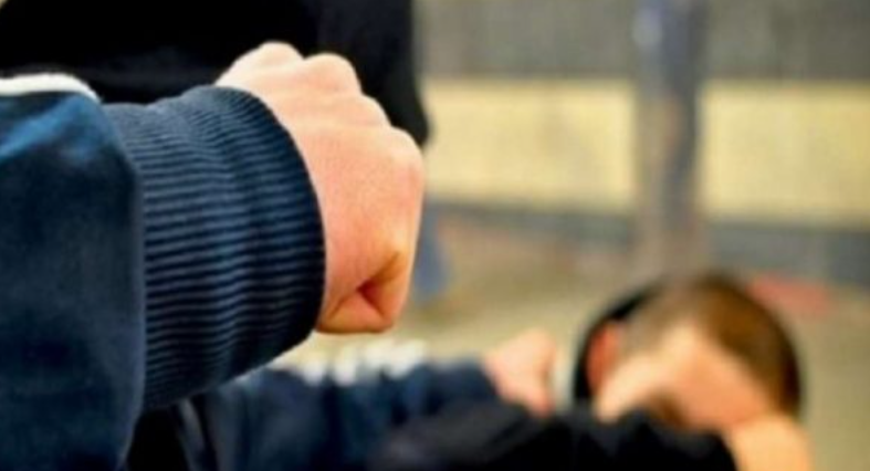 Përleshen dy persona në Drenas, njëri prej tyre dërgohet në mbajtje