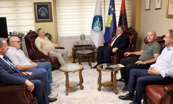 Tërnava bën thirrje për “pjesëmarrje masive” në protestën në mbështetje të ish-krerëve të UÇK-së që po gjykohen në Hagë