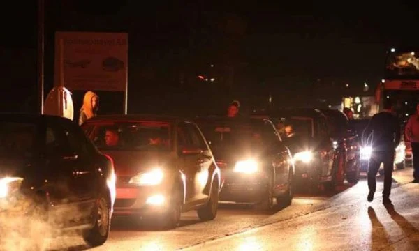 Pritjet deri dy orë, kjo është gjendja e fundit në pikat kufitare