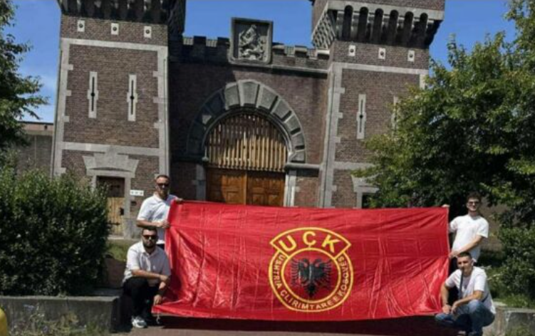 Aksion i veçantë në Hagë, shpaloset flamuri gjigant i UÇK-së pranë Qendrës së Paraburgimit