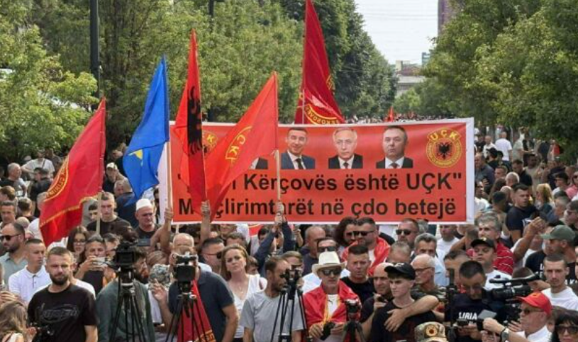 Numër i madh i qytetarëve në shesh 1 orë para fillimit të protestës së veteranëve kundër Speciales, pamje