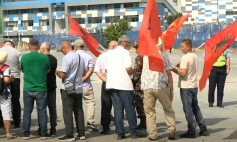 Qytetarë nga anë të ndryshme nisin të mblidhen për protestën kundër Speciales