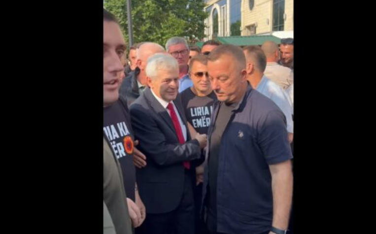 Ali Ahmeti arrin në protestën në përkrahje të ish-krerëve të UÇK-së, e shoqëron Ramiz Lladrovci