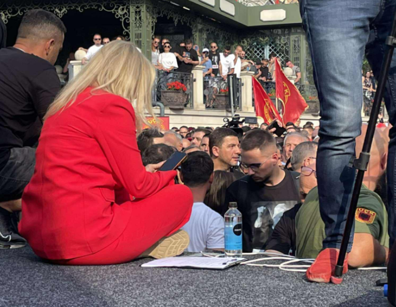 Memli Krasniqi i shoqëruar nga djali i Jakup Krasniqit në krye të protestës kundër Speciales