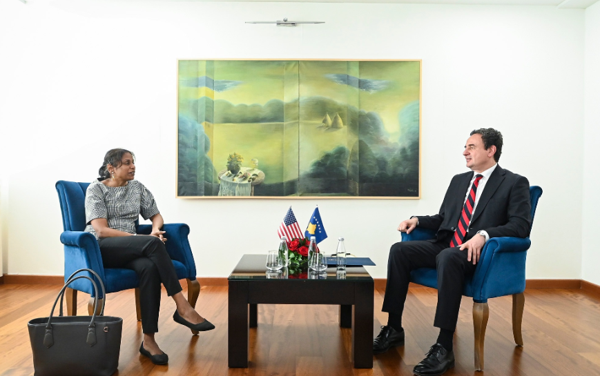 Prattipati takohet me Kurtin – thirrje liderëve politikë: Tejkaloni ndasitë, punoni bashkë për ta zgjidhur ngërçin