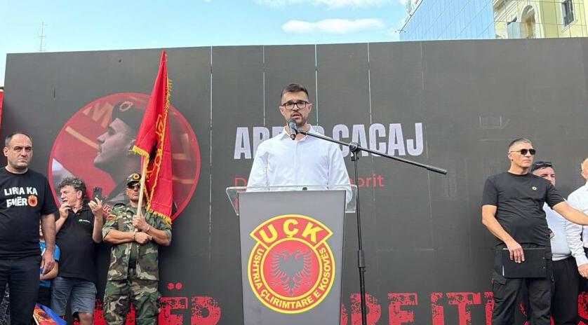 Djali i dëshmorit emocionon: UÇK-ja nuk u dorëzua para Serbisë, s’dorëzohet as para Speciales