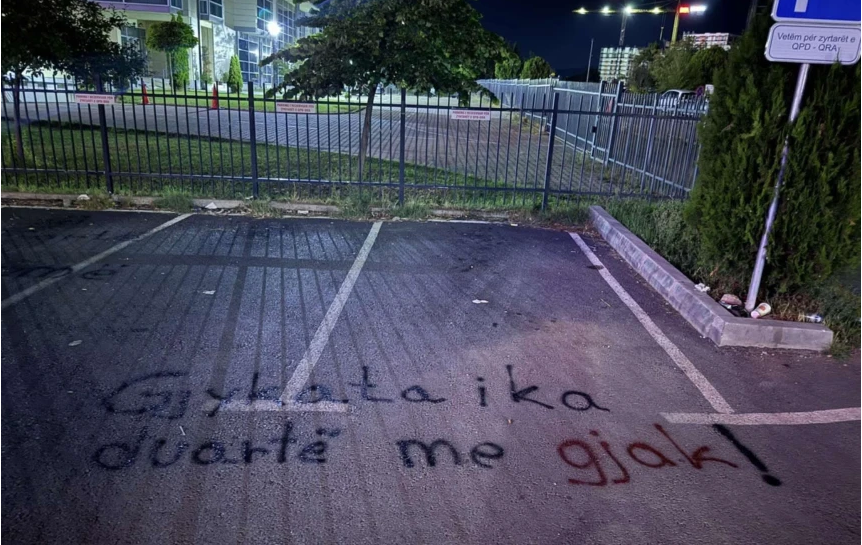 “I keni duart me gjak”, “Gjykata në shërbim të fajdexhive” – grafite në kompleksin e gjykatës në Gjilan