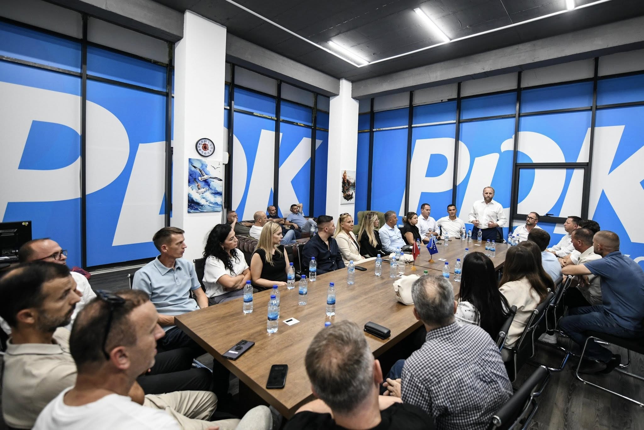 Tahiri takon kandidatin e PDK-së për Drenas dhe kandidatët për asamble