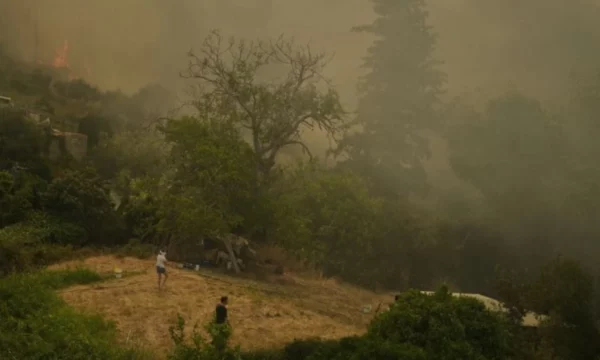 AP: Të paktën 3 të vdekur dhe mijëra të zhvendosur nga zjarret që kanë përfshirë Evropën Jugore