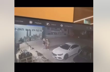 Tri vajza shpëtojnë mrekullisht pas përplasjes së një gome kamioni në një supermarket në Prishtinë