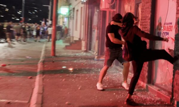 S’ka qetësi në Beograd, protestuesit djegin selinë e partisë së Vuçiqit