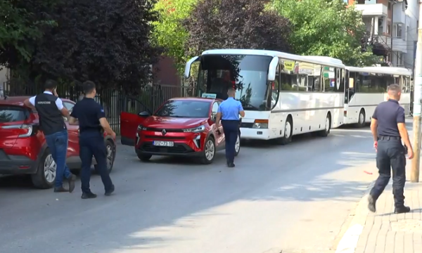 Komuna e Prishtinës bashkë me policinë ndalon kthimin e autobusëve për Podujevë nga Xhamia e Llapit