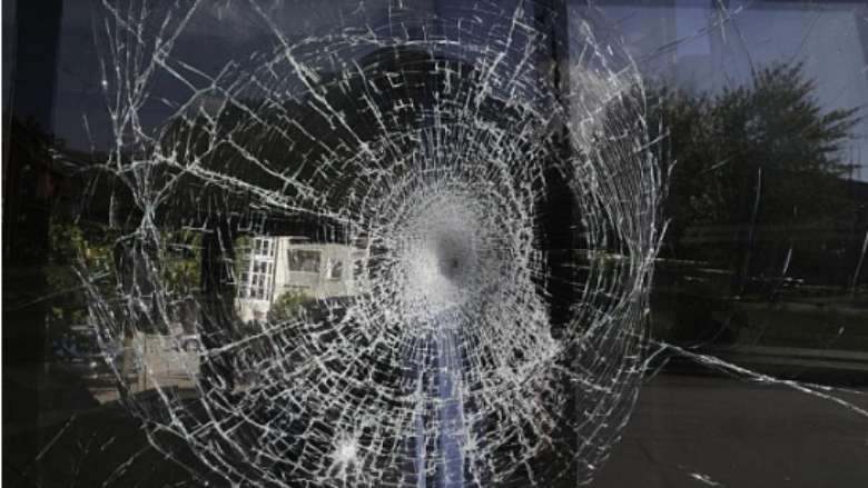 Goditet nga një plumb qorr derisa po lëvizte me veturë, i shkaktohen dëme materiale