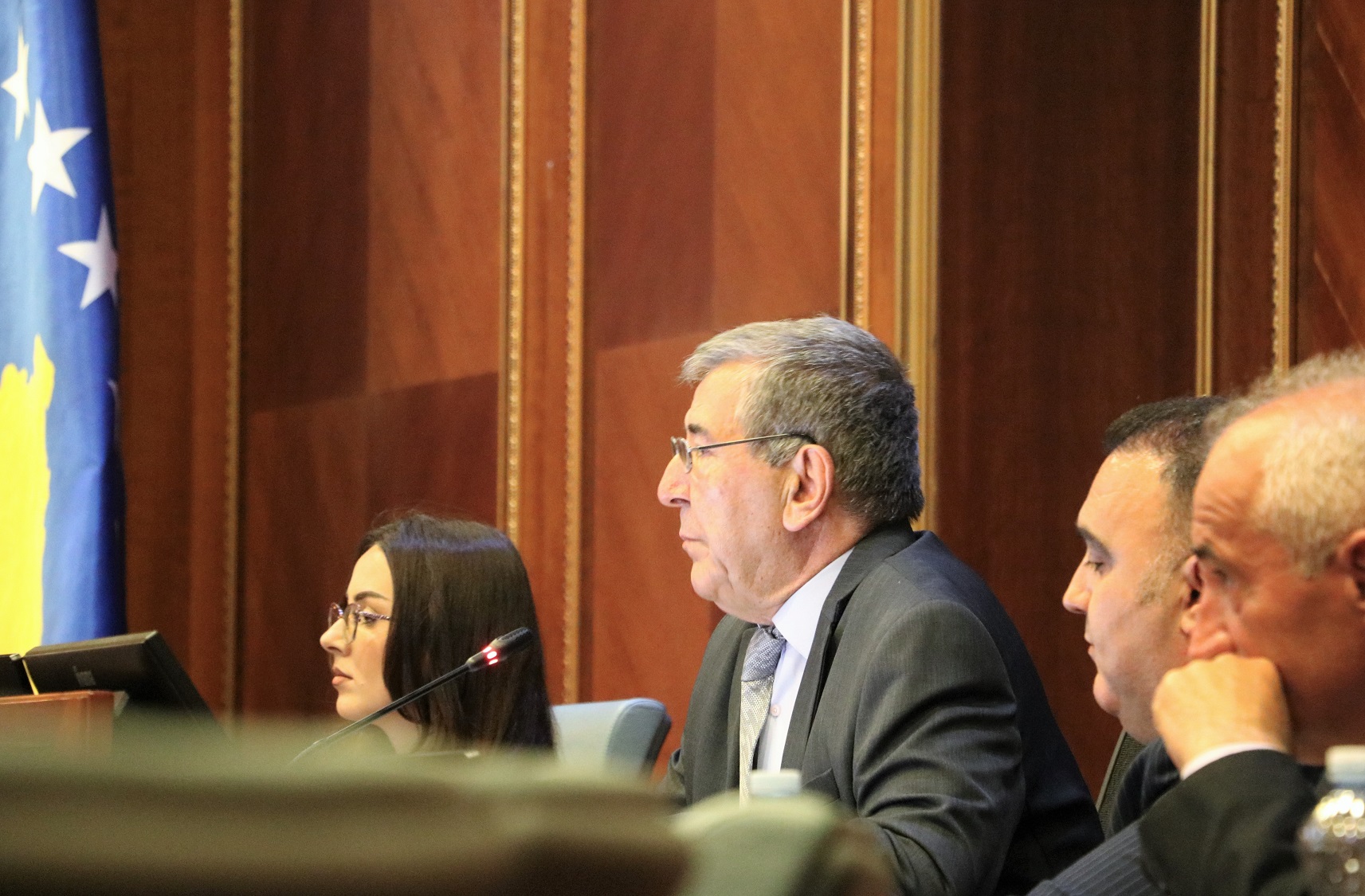 Kushtetuesja: Avni Dehari tejkaloi kompetencat formale dhe solemne me veprimet e përsëritura për të mbajtur seancën