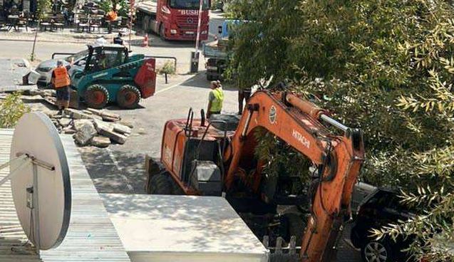 Ekskavatorët në terren/ Fushë Kosova pastron hapësirat publike nga ndërtime të paligjshme