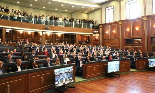 Kuvendi del me njoftim për seancën e sotme