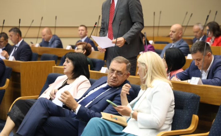 Kuvendi i Republikës Sërpska miraton vendimin jokushtetues për mbajtjen e një referendumi