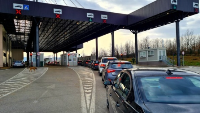 Pritje deri në pesë orë për të dalë nga Kosova