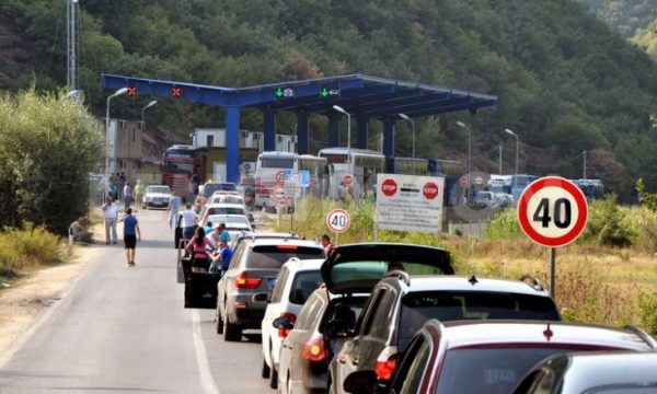 Dheu i Bardhë: Deri në 1 orë pritje për të dalë nga Kosova