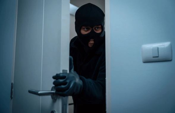 Hajnat ia mësyjnë një banese në Prizren, vjedhin 2000 euro dhe dy telefona