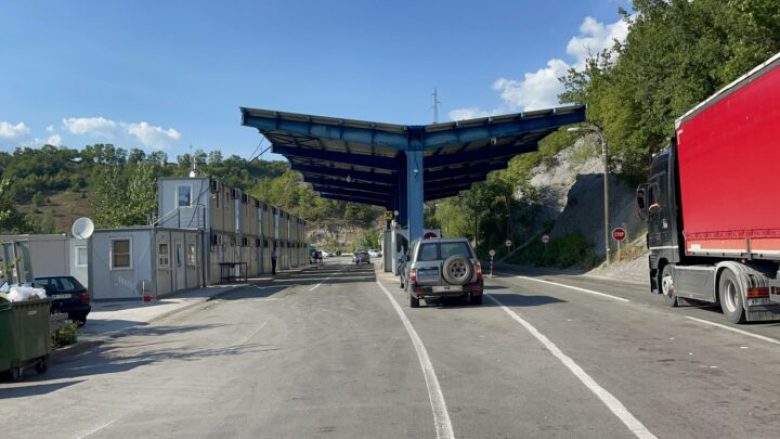 Tentativë për kontrabandë migrantësh ndalet në Jarinjë, 18 të huaj gjenden në katin e dytë të autobusit – dërgohen në mbajtje
