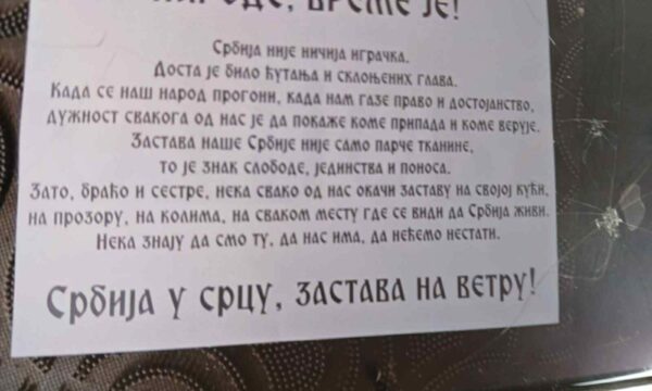 Fletushka me mesazhe nacionaliste shfaqen në Mitrovicën e Veriut