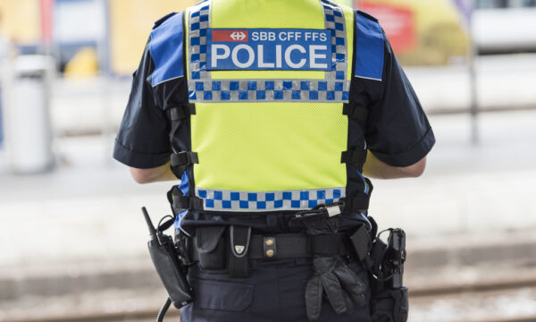 Katër policë të Lozanës pezullohen pas mesazheve raciste, antisemitike dhe seksiste