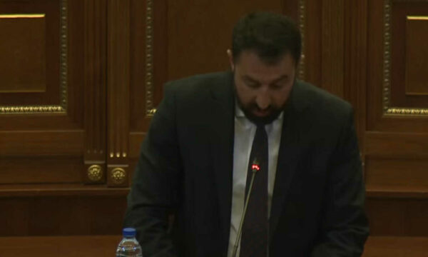 Elbert Krasniqi propozon tre emra për nënkryetar me rotacion, kërkon votim të ndarë nga komuniteti serb