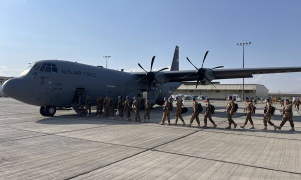 SHBA i sjell ushtarët armenë në Kosovë me aeroplan usharak amerikan, atashehu Crowe i përcjell nga Yerevani