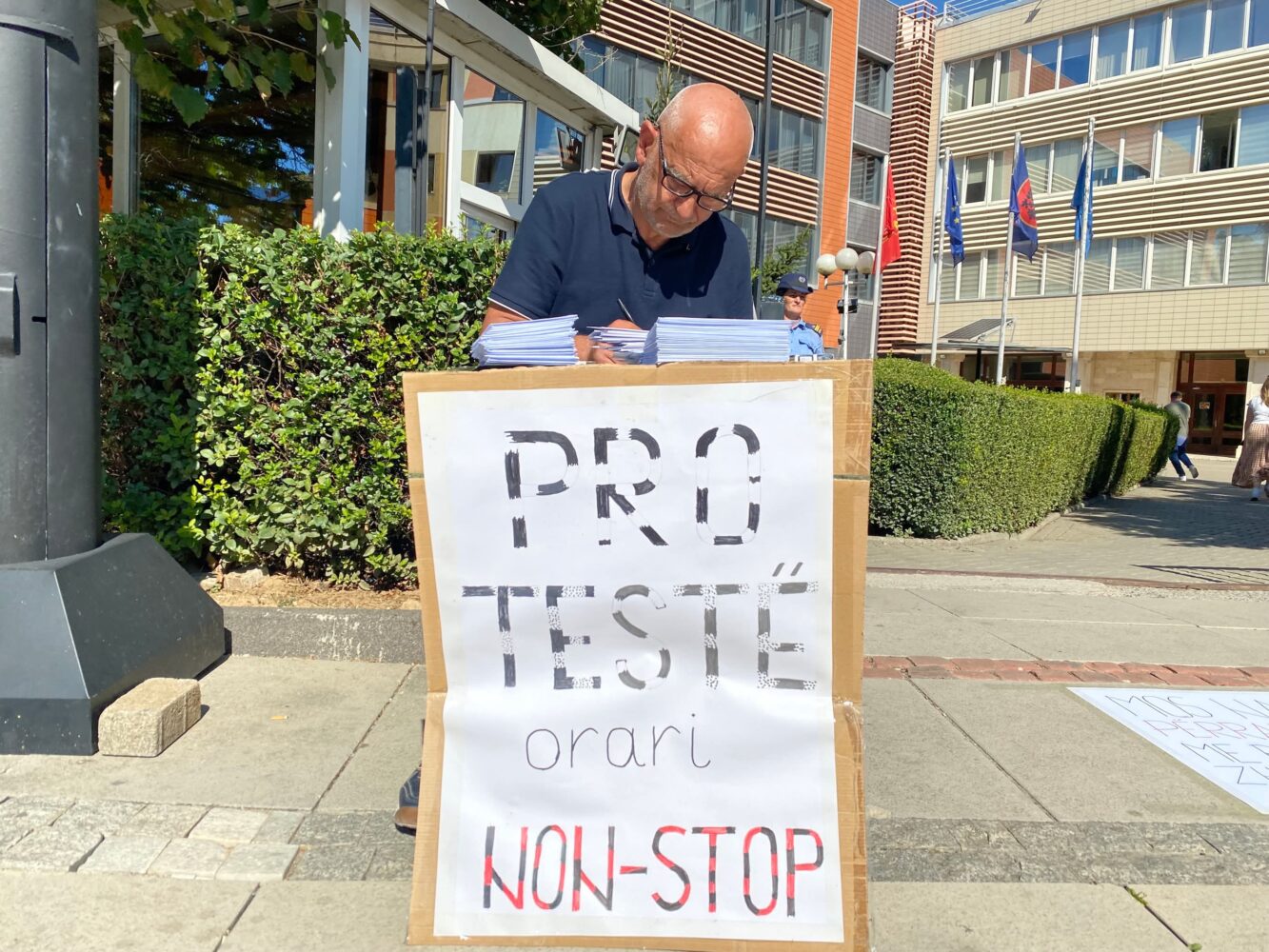 Protestë “non-stop” para Kuvendit, qytetari nga Prizreni u dërgon zarfa deputetëve me pyetje për bllokadën