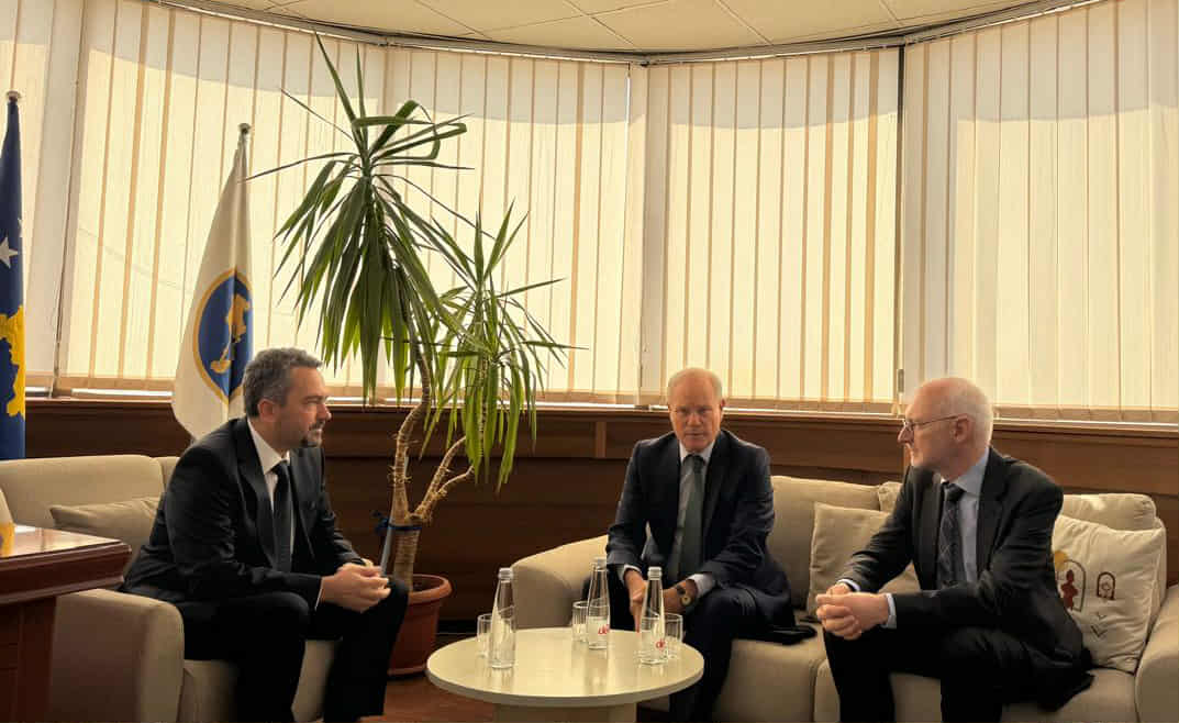 Kryesuesi i KQZ-së flet për zgjedhjet lokale me të dërguarin special të Francës