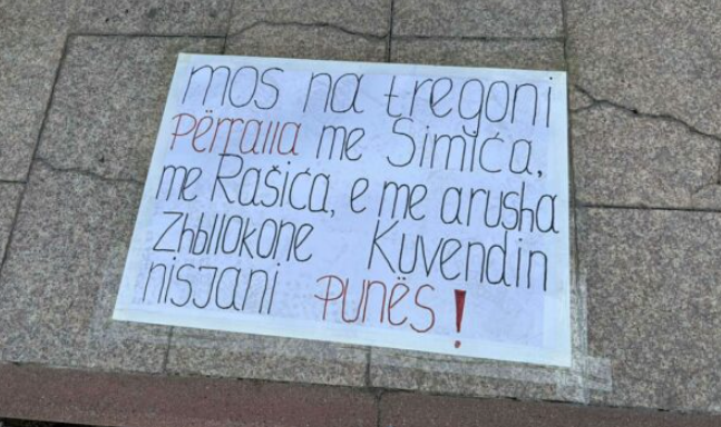 “Mos na tregoni përralla me Simiça, me Rašića. Zhbllokone Kuvendin”, vendosen pankarta në hyrje të Kuvendit pasa nisjes së seancës