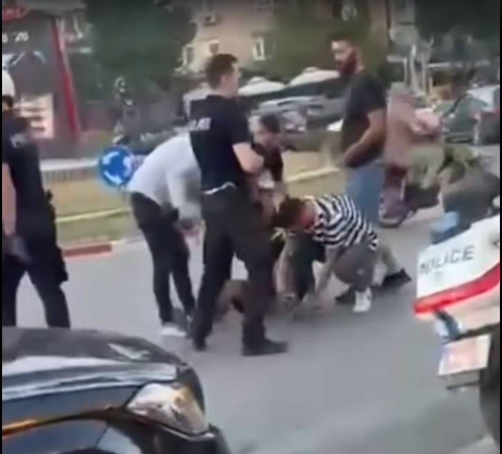 Dhunë fizike mes zyrtarëve policorë dhe disa qytetarëve në Prizren (VIDEO)