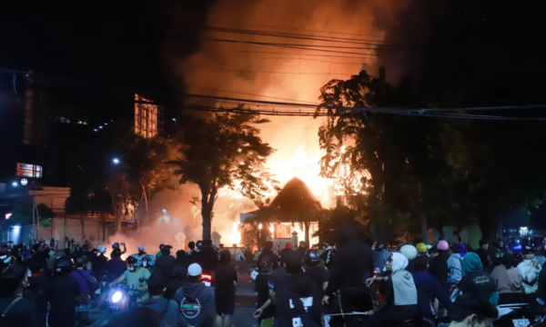 Vazhdojnë përleshjet në Indonezi për shkak të shpenzimeve të tepërta të ligjvënësve