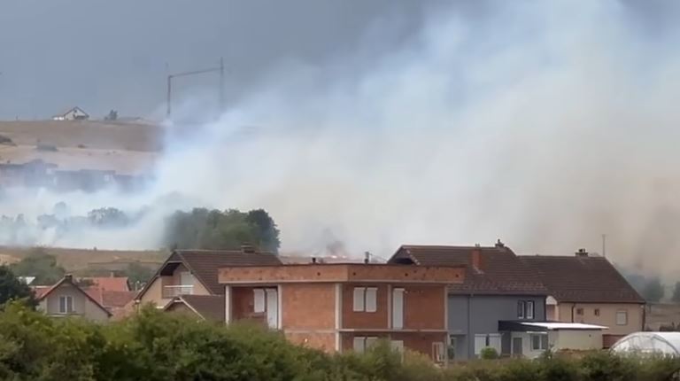 10 persona asfiksohen nga zjarri në Shtime, tre dërgohen në emergjencë