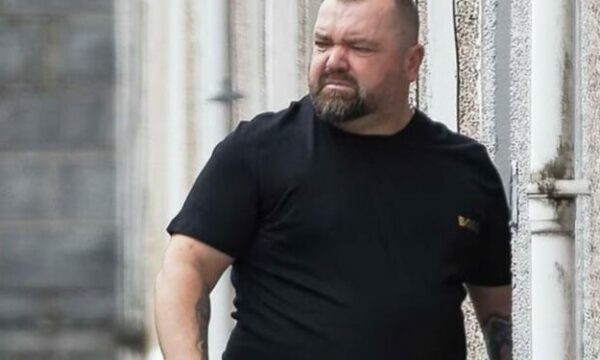 “Daily Mail” për shqiptarin nga Berati: Si u kthye në Britani pas deportimit?