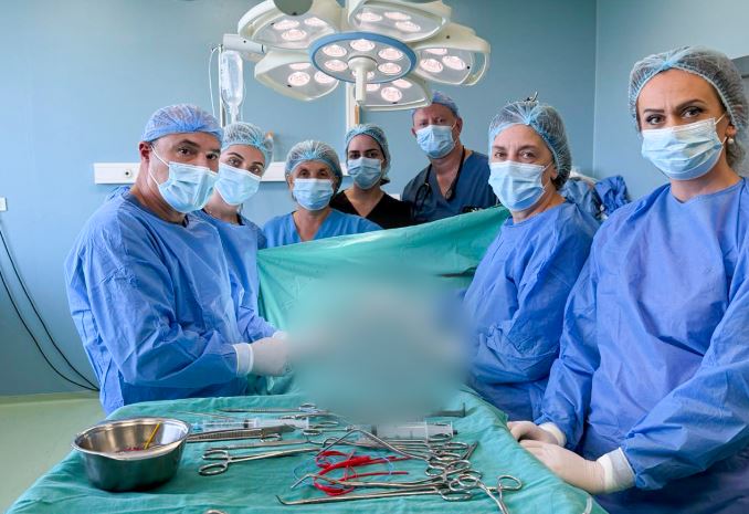 Kirurgjia Vaskulare realizon me sukses ndërhyrjen në arterien që furnizon trurin me gjak