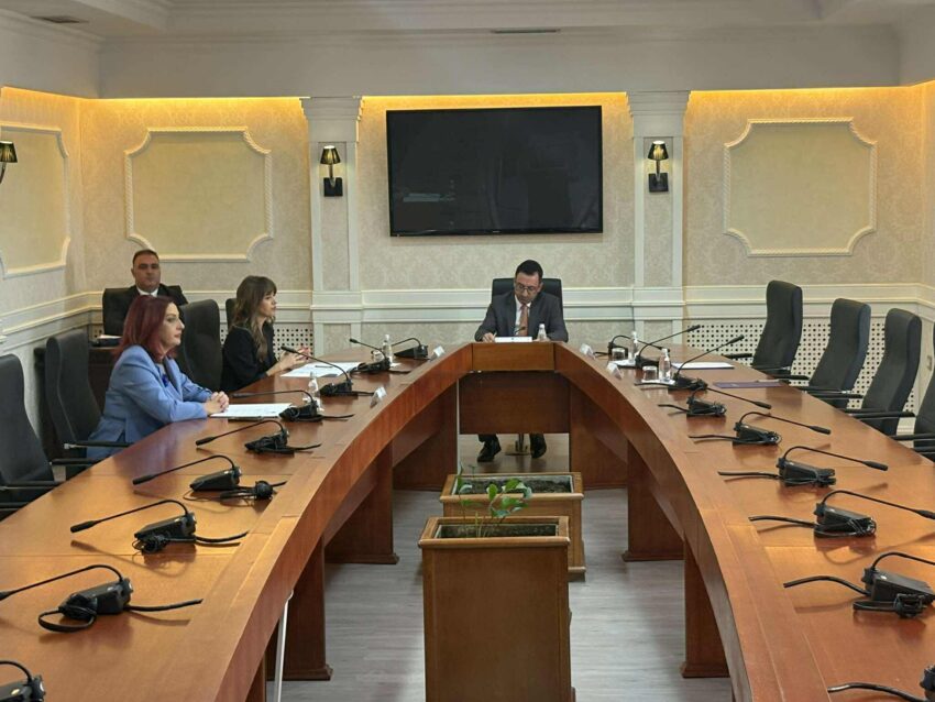 Nis mbledhja e thirrur nga Basha, prezent vetëm Haxhiu dhe Rexhepi