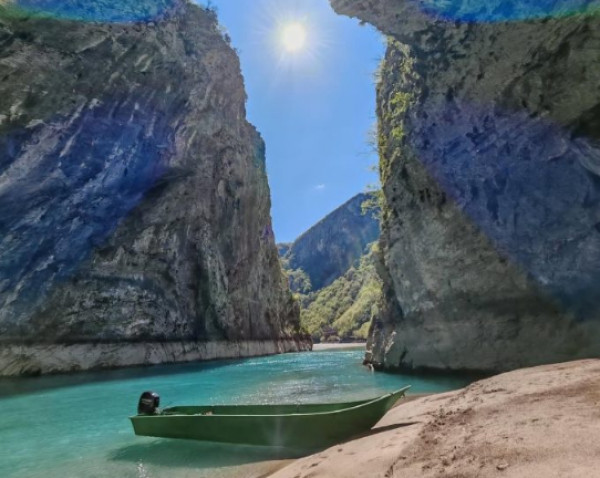 Rama: Liqeni i Komanit e Lumi i Shalës, mikpritës të mijëra vizitorëve që shijojnë përvojat e turizmit malor