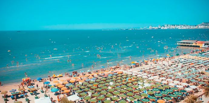 Shqiptarët nga Kosova braktisin bregdetin e Shqipërisë, preferojnë atë të Greqisë