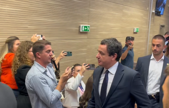 Gazetarët e pyesin në Gjykatë: A do të vini për rezervat shtetërore masi ia bëtë sefte, Kurti s’përgjigjet