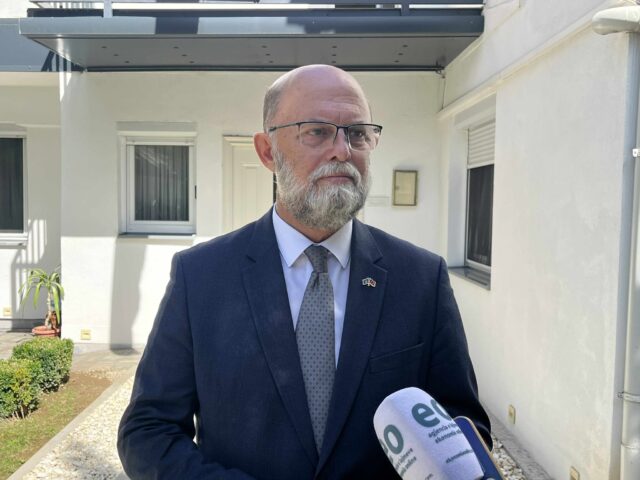 Ambasada e Shqipërisë në Kosovë hap librin e ngushëllimeve për regjisorin Dhimitër Anagnosti