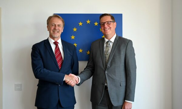 Orav pret në takim ambasadorin slloven, diskutojnë për progresin e Kosovës në rrugën drejt BE-së