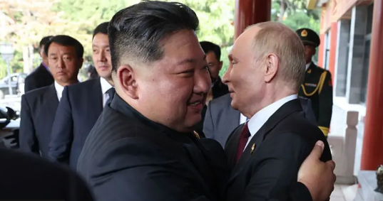 Kim Jong-un premton të bëjë gjithçka për të ndihmuar Moskën pas takimit me Putinin