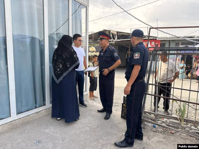 Vendi me shumicë muslimane, ku gratë me nikab përballen me gjoba