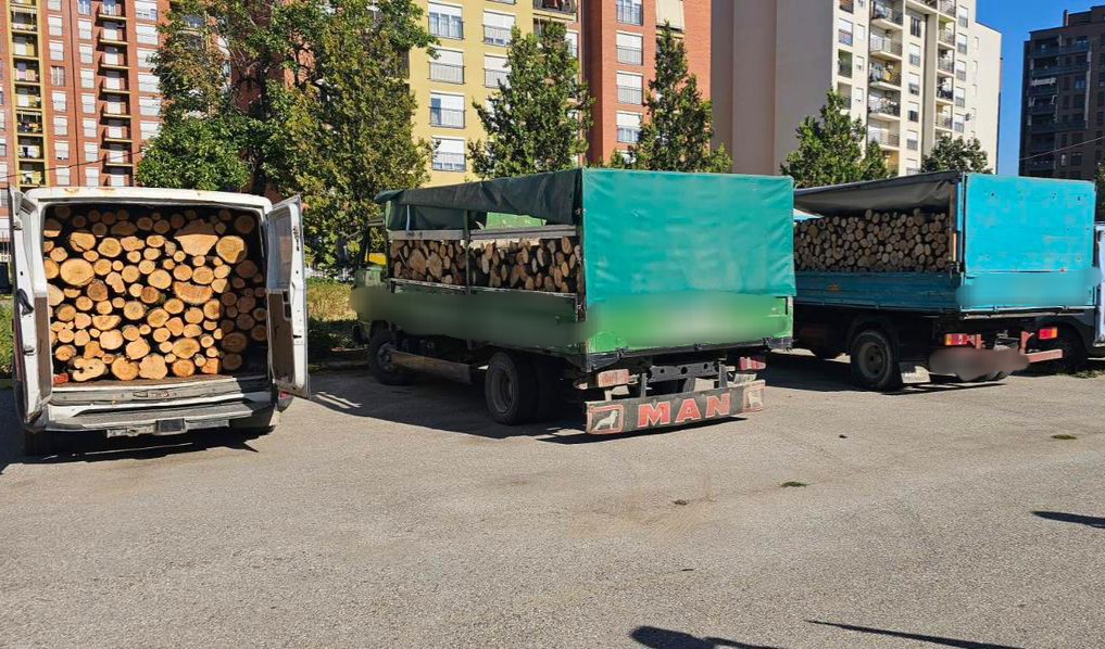 Ferizaj: Ndalohen tri automjete që po transportonin dru në mënyrë ilegale