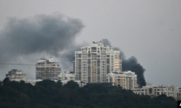 Rusia godet ndërtesën e Qeverisë ukrainase në sulmin më të madh ajror